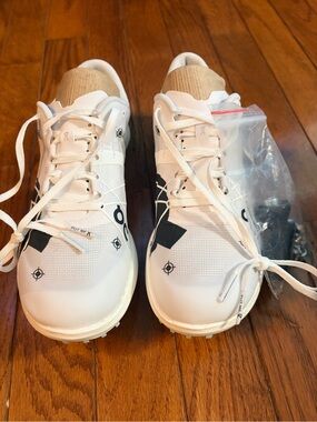 Womens 6.5 running shoe On Cloud Cloud spike 1500m NWT